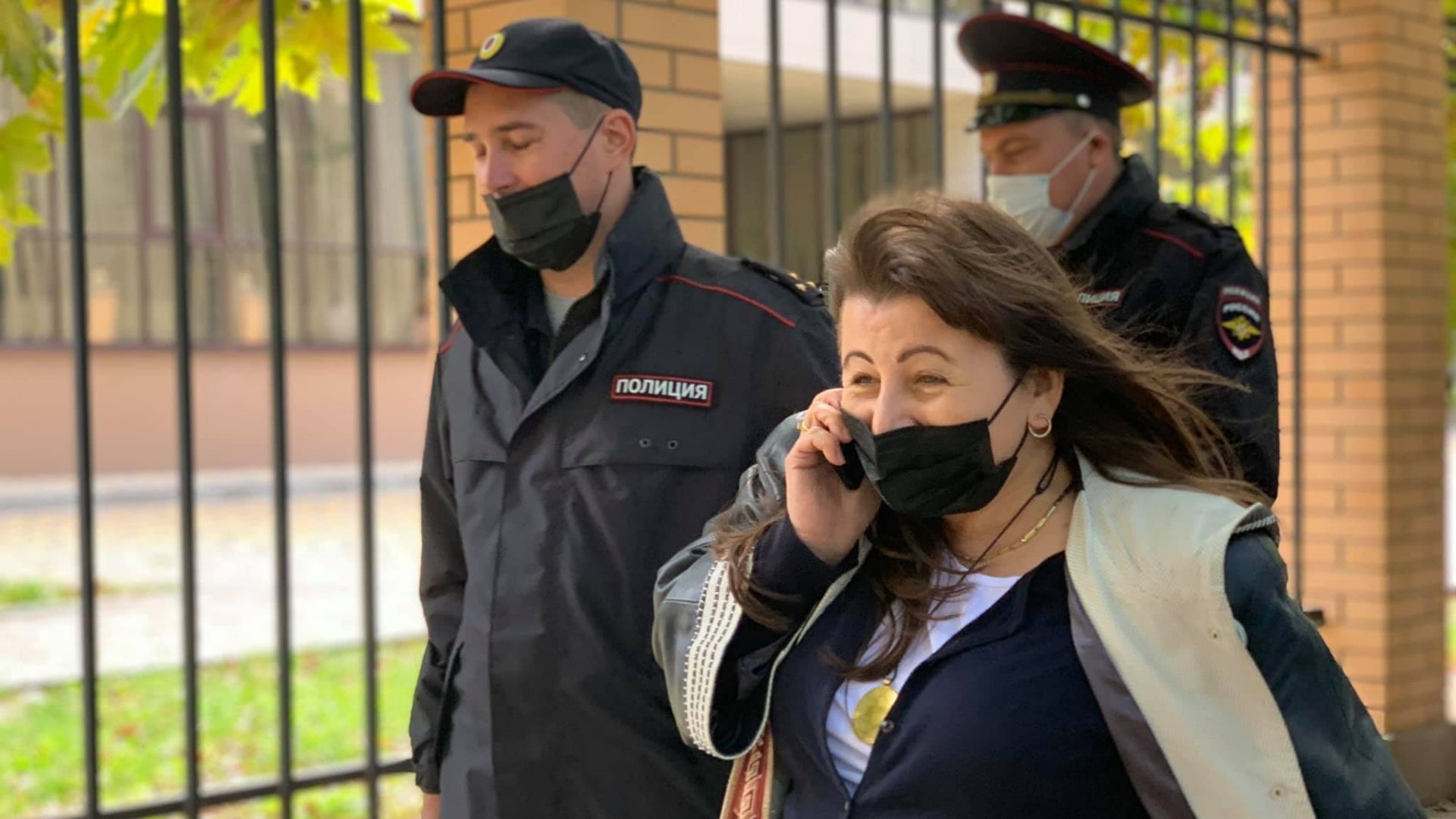 Cотрудники российской полиции задерживают активистку Лейлю Яшлавскую. Фото: Elmaz Qirimli (Facebook)